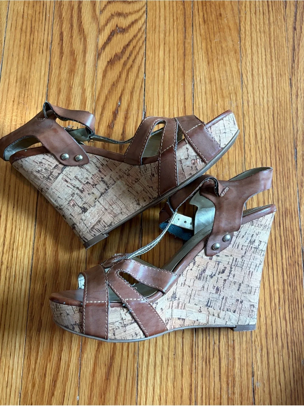 Guess tan vegan Leather T-Strap Wedge Sandals size 7